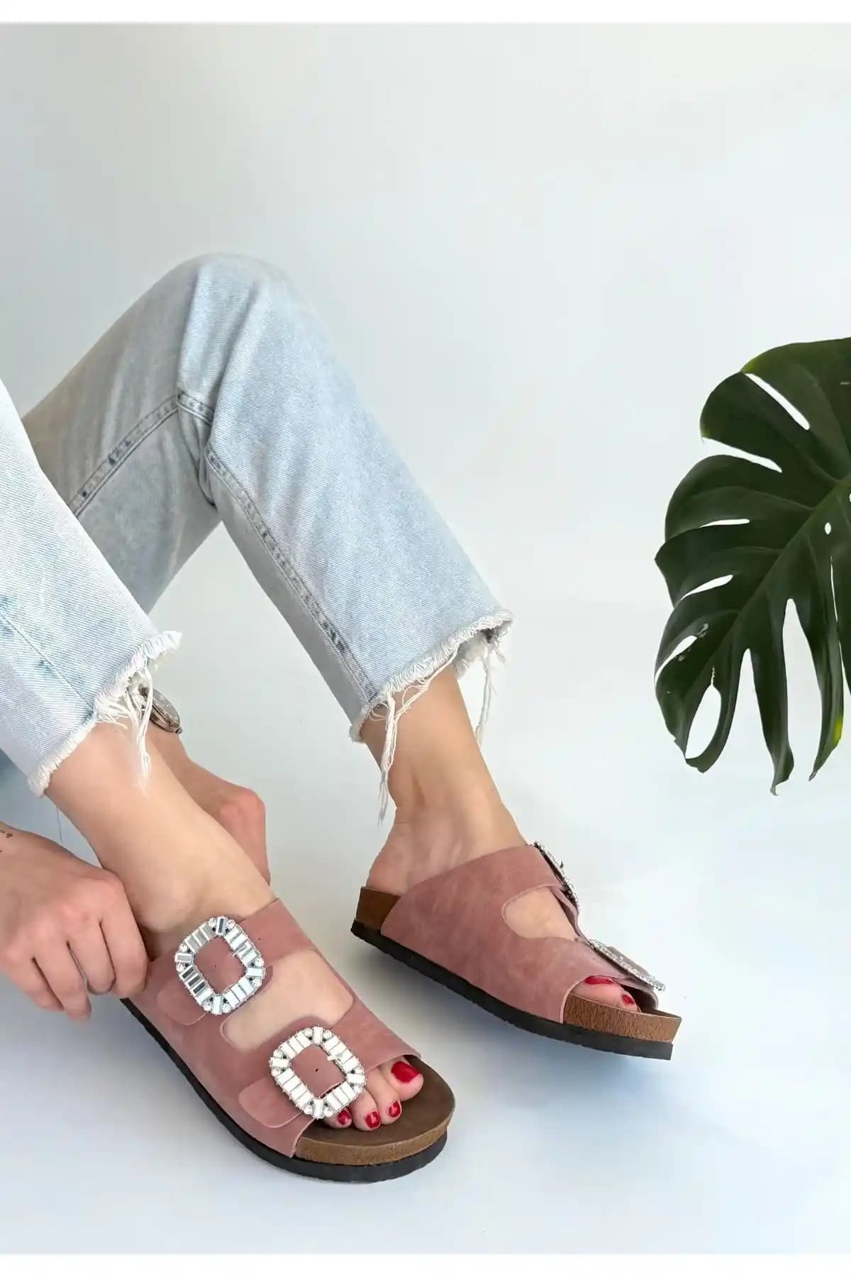 Nubuk Kadın Yaz Terlikleri: Konfor ve Şıklığın Buluştuğu Yaz Ayları Modası