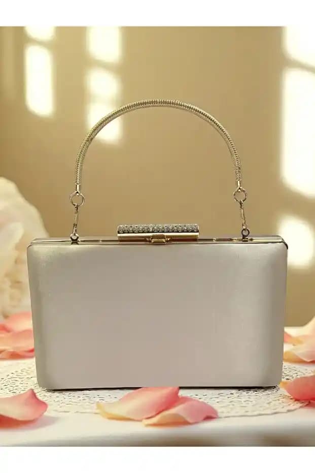 Nude Saten Çanta ve Abiye Modasında Zarif ve Modern Aksesuar Seçenekleri