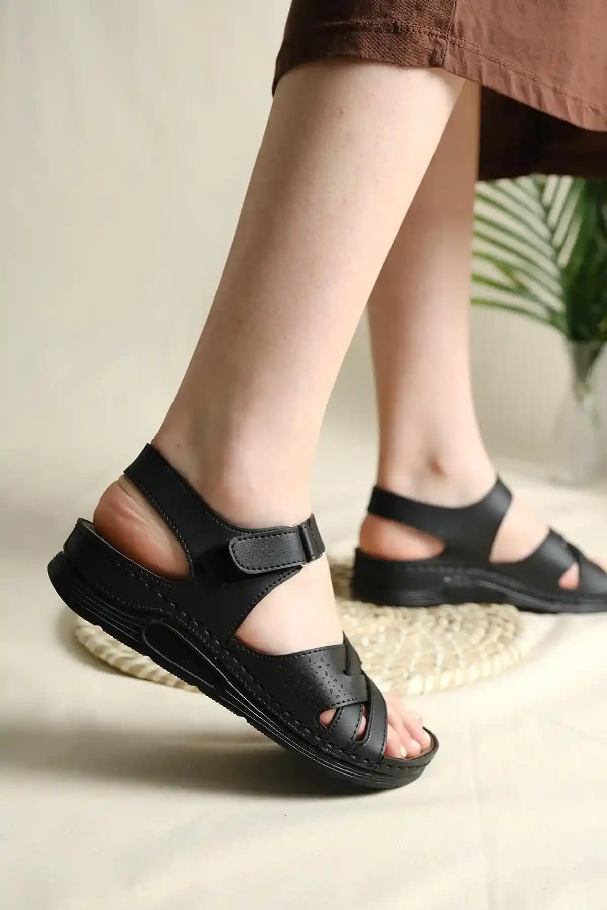 Ortopedik Hafif Taban Günlük Sandaletler: Konfor ve Sağlık İçin Modern Çözüm