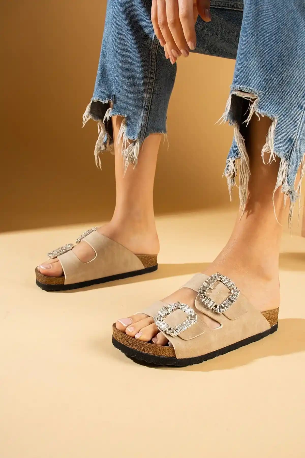 Pembe Bej Kadın Terlikleri: Estetik ve Konforun Bir Arada Sunulduğu Modeller