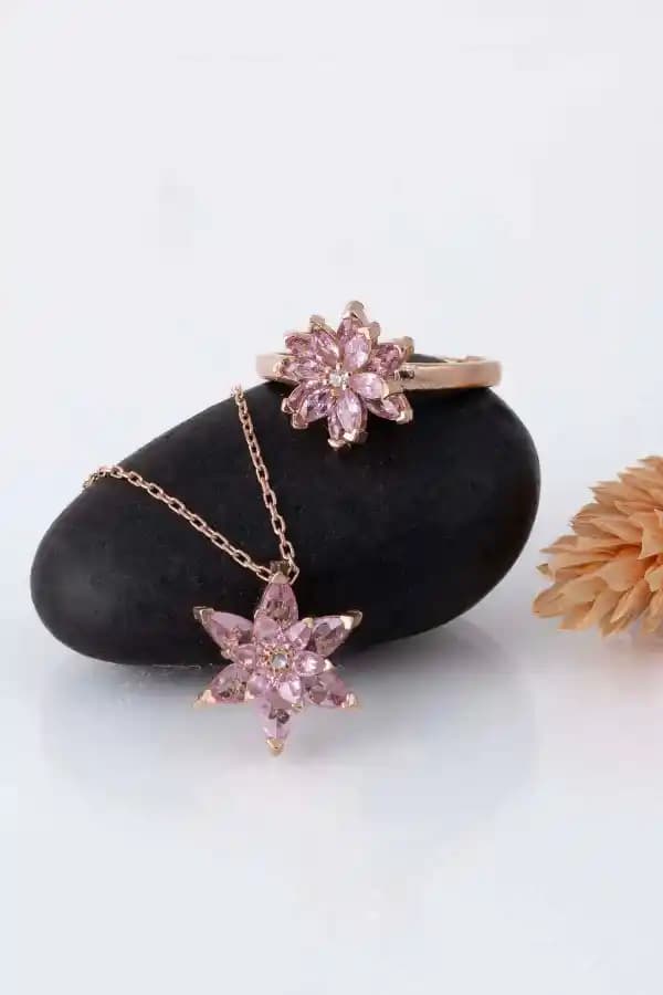 Pembe Gümiş Aksesuarlar: Elektronik ve Ev Dekorasyonunda Şıklığın Güncel Trendleri