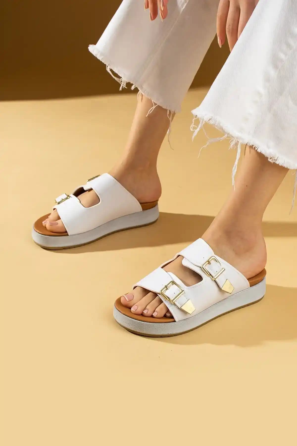 Pembe Potin Kadın Terlikleri: Konfor ve Şıklığı Bir Arada Sunan Modeller