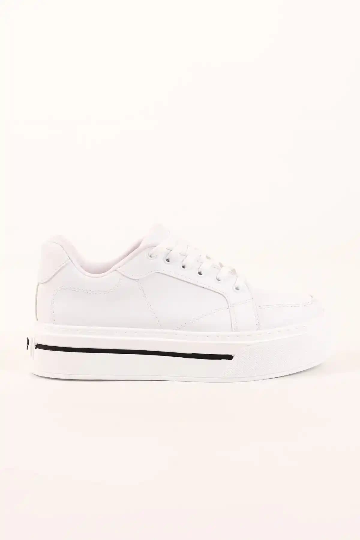Platform Tabanlı Sneaker Modelleri: Modern Tasarım ve Fonksiyonellik Özellikleri