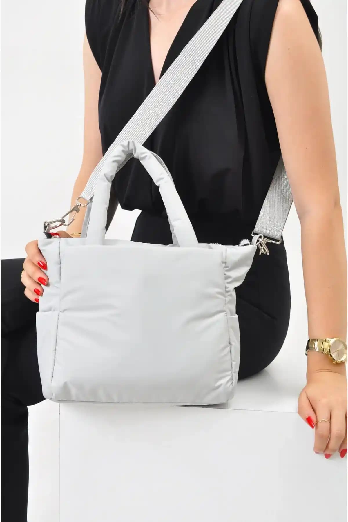 Puf Çanta Renkleri: Gri ve Siyahın Dekorasyonda Kullanım Farklılıkları ve Seçim İpuçları