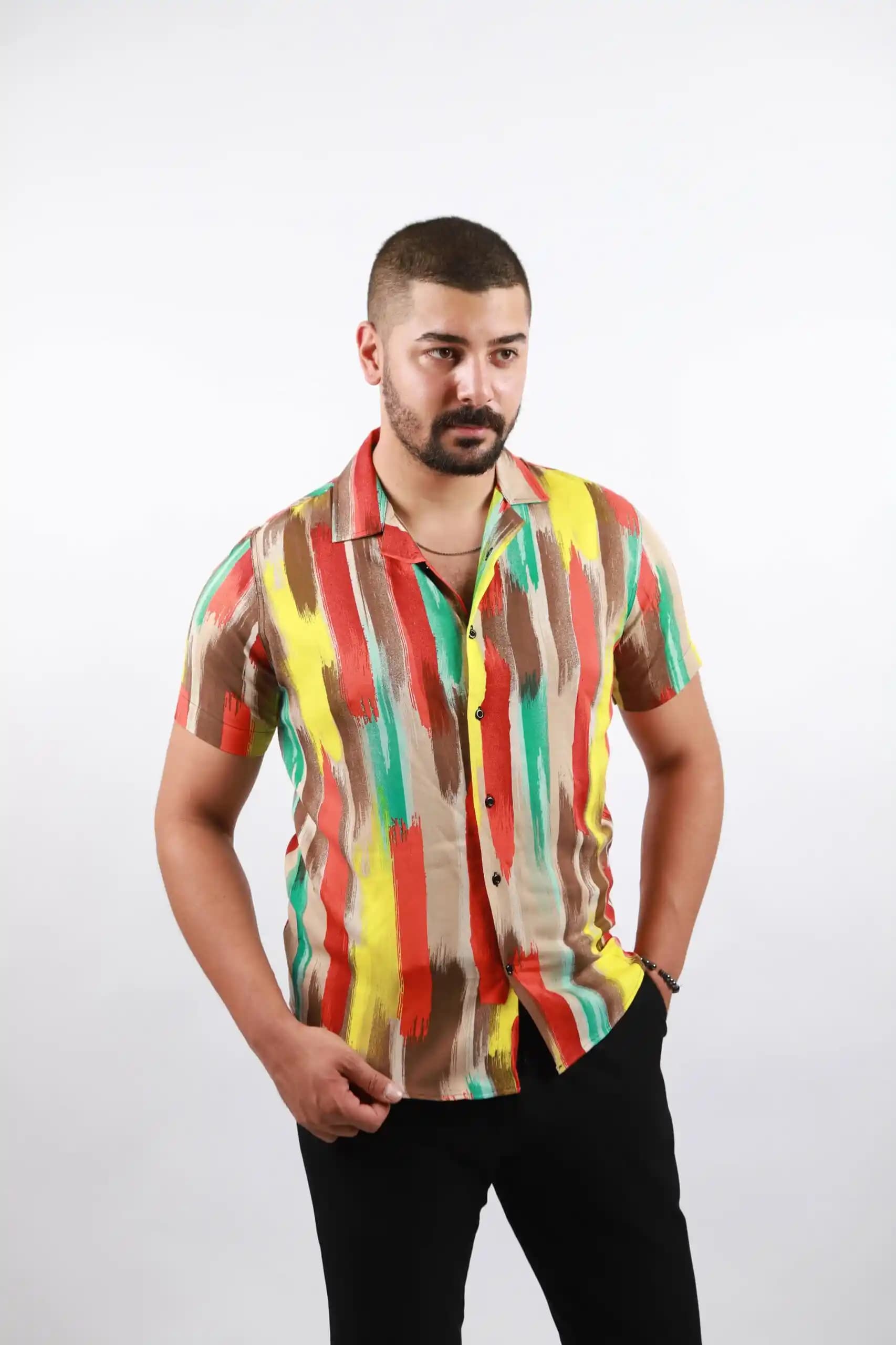 Renkli Erkek Gömlek Modelleri ve Stil İpuçlarıyla Şıklığınızı Yükseltin