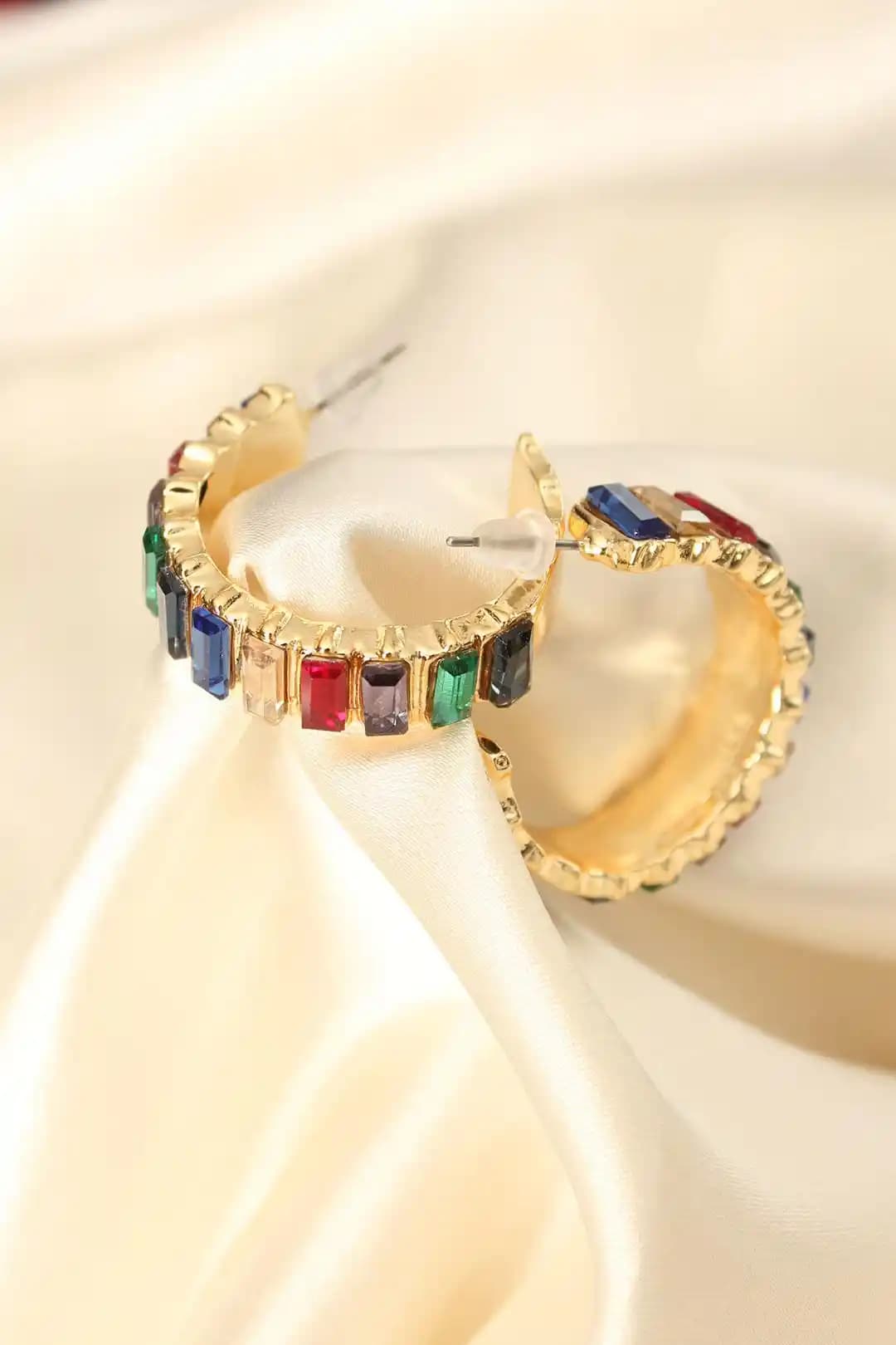 Renkli Taşlı Halka Küpe Modelleri: Moda ve Estetiğin Uyumunu Yansıtan Zarif Tasarımlar