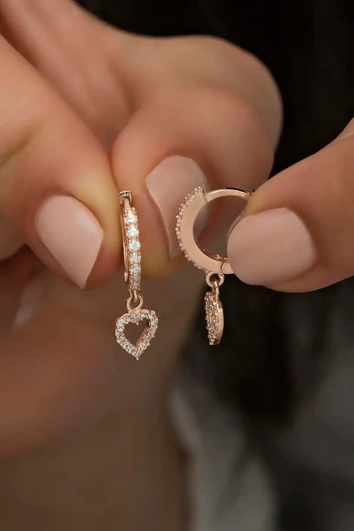 Romantik Rose Kalp Gümeş Küpe: Sevgi ve Şıklığın Zarif Simgesi