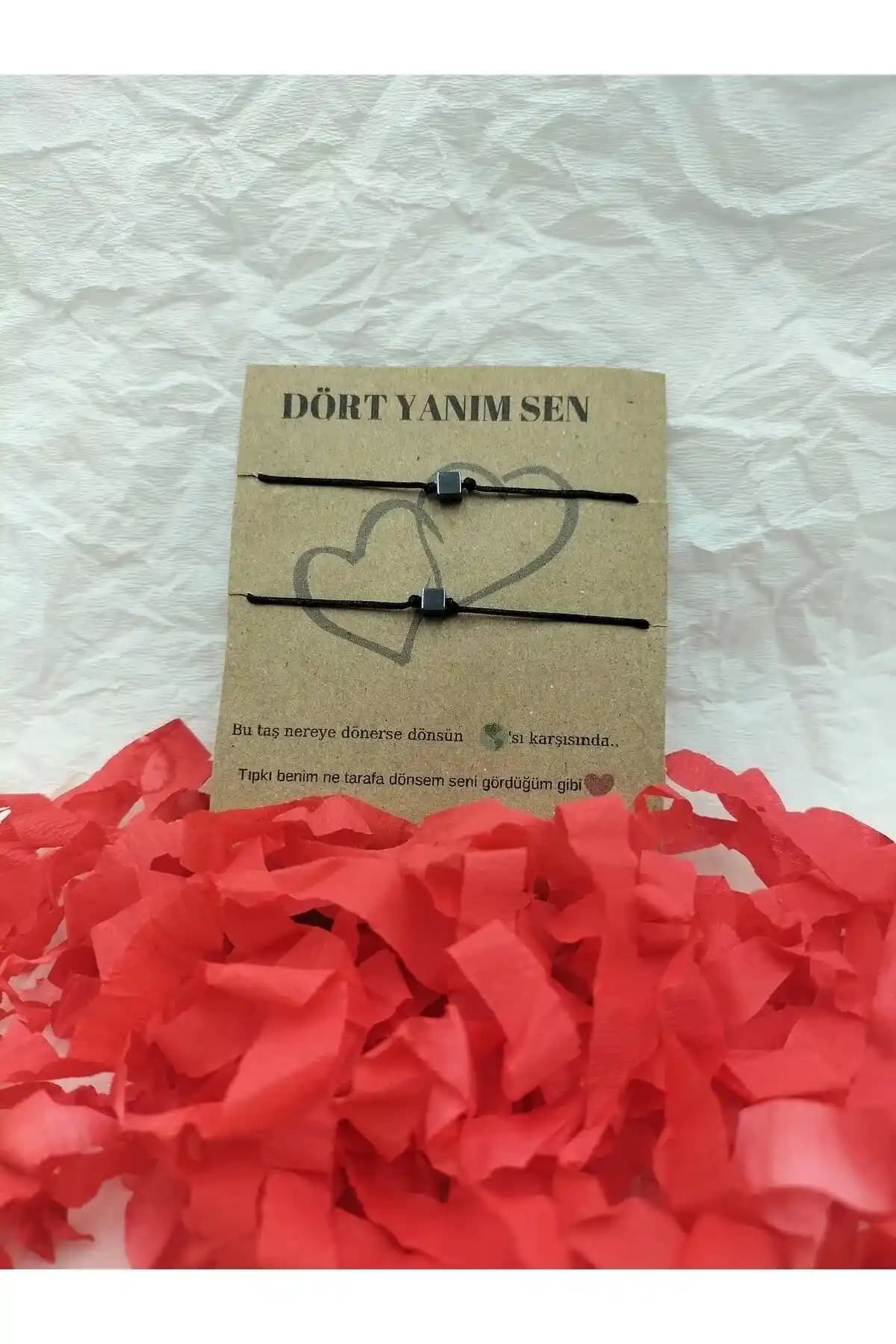 Sevgi Temalı Dört Yanım Sevgili Bileklikleri: Duyguların ve Bağların Sembolü