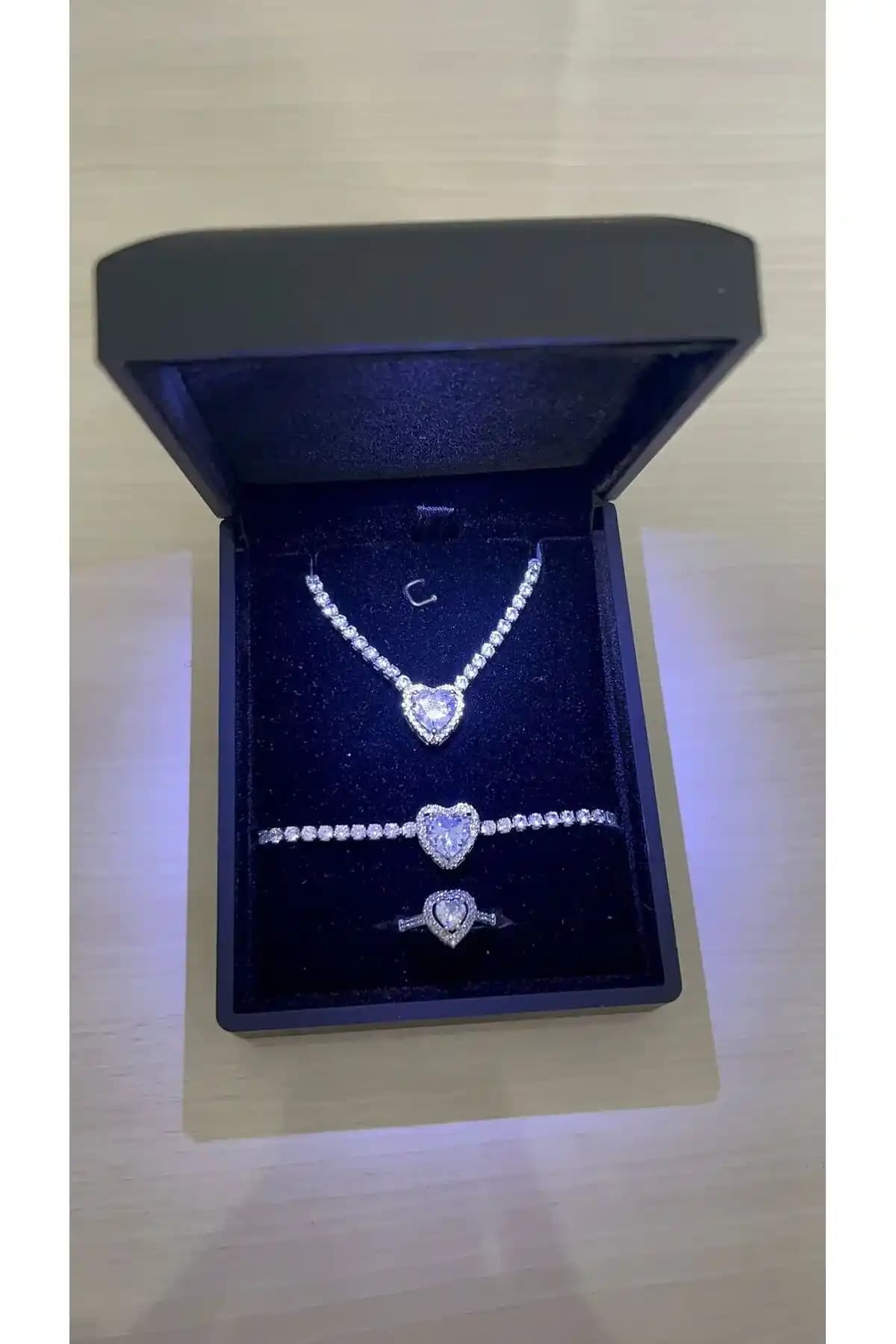 Sevgililer Günü İçin Işıklı Takı Setleri: Romantizmi Yansıtan Zarif ve Şık Hediye Seçenekleri