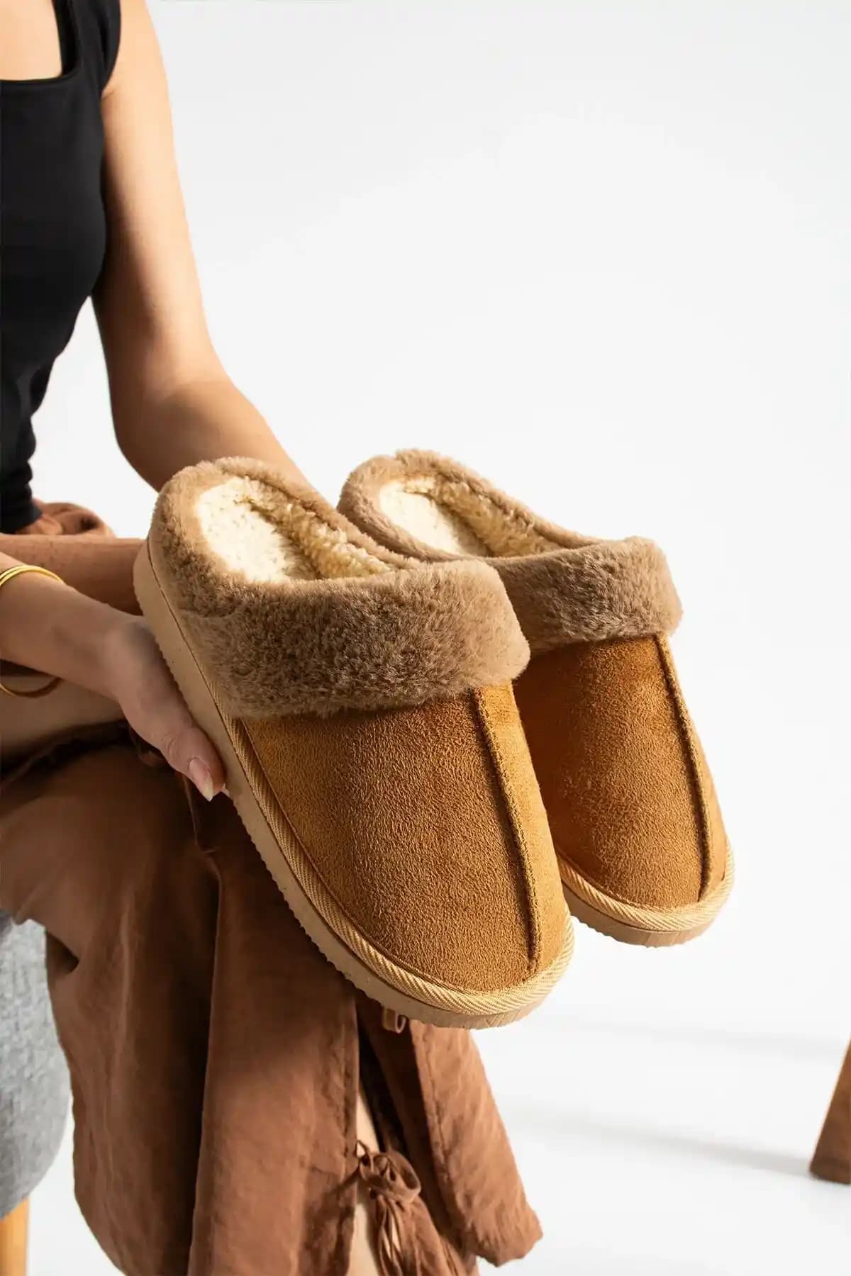 Sıcak Tasarımlı Kadın Ev Terlikleri: Konfor ve Şıklık İçin En İyi Seçenekler