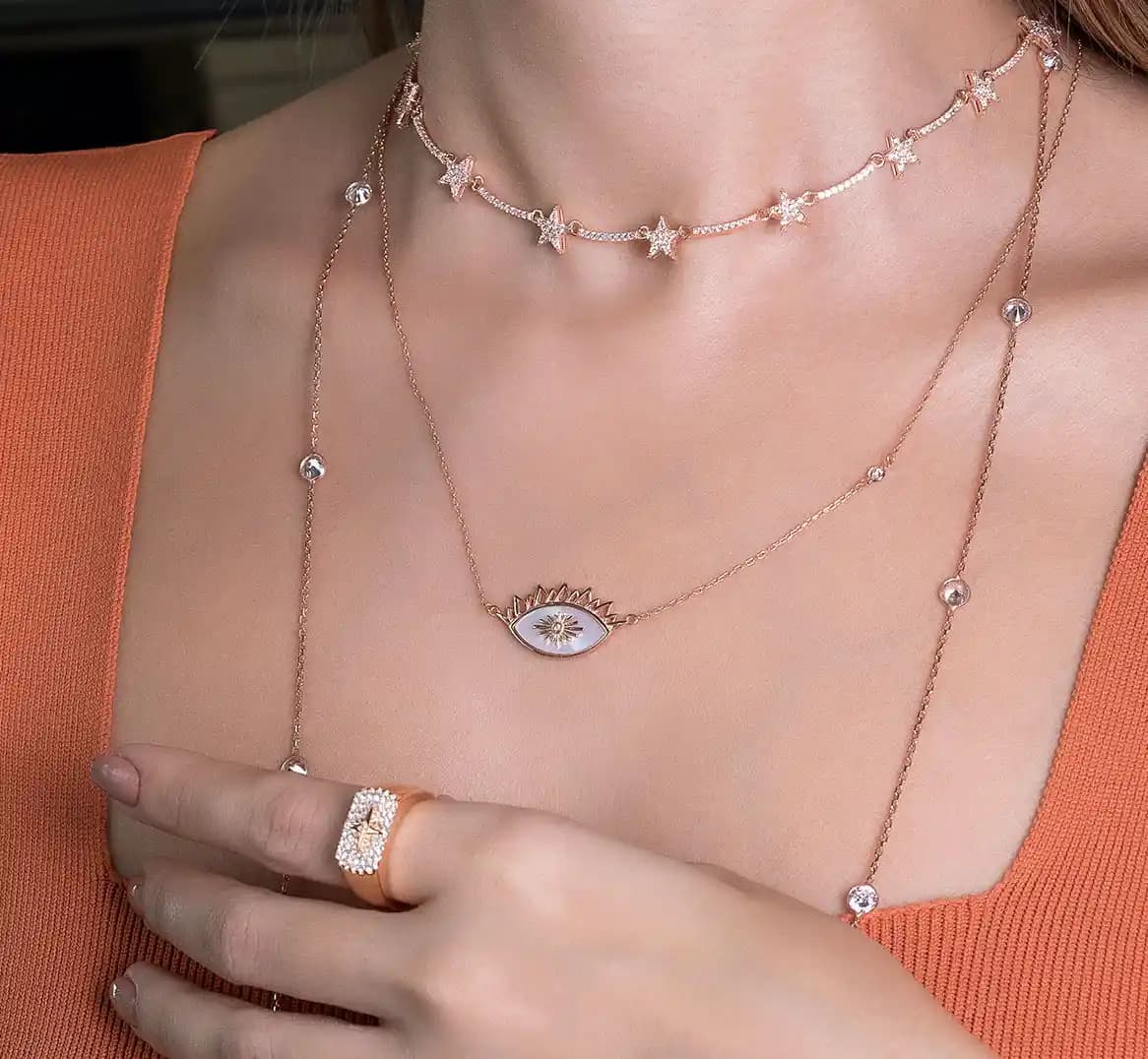 Şık ve Mistik Takılar: Tarzınıza Uygun Modeller ve Kombinasyon İpuçları