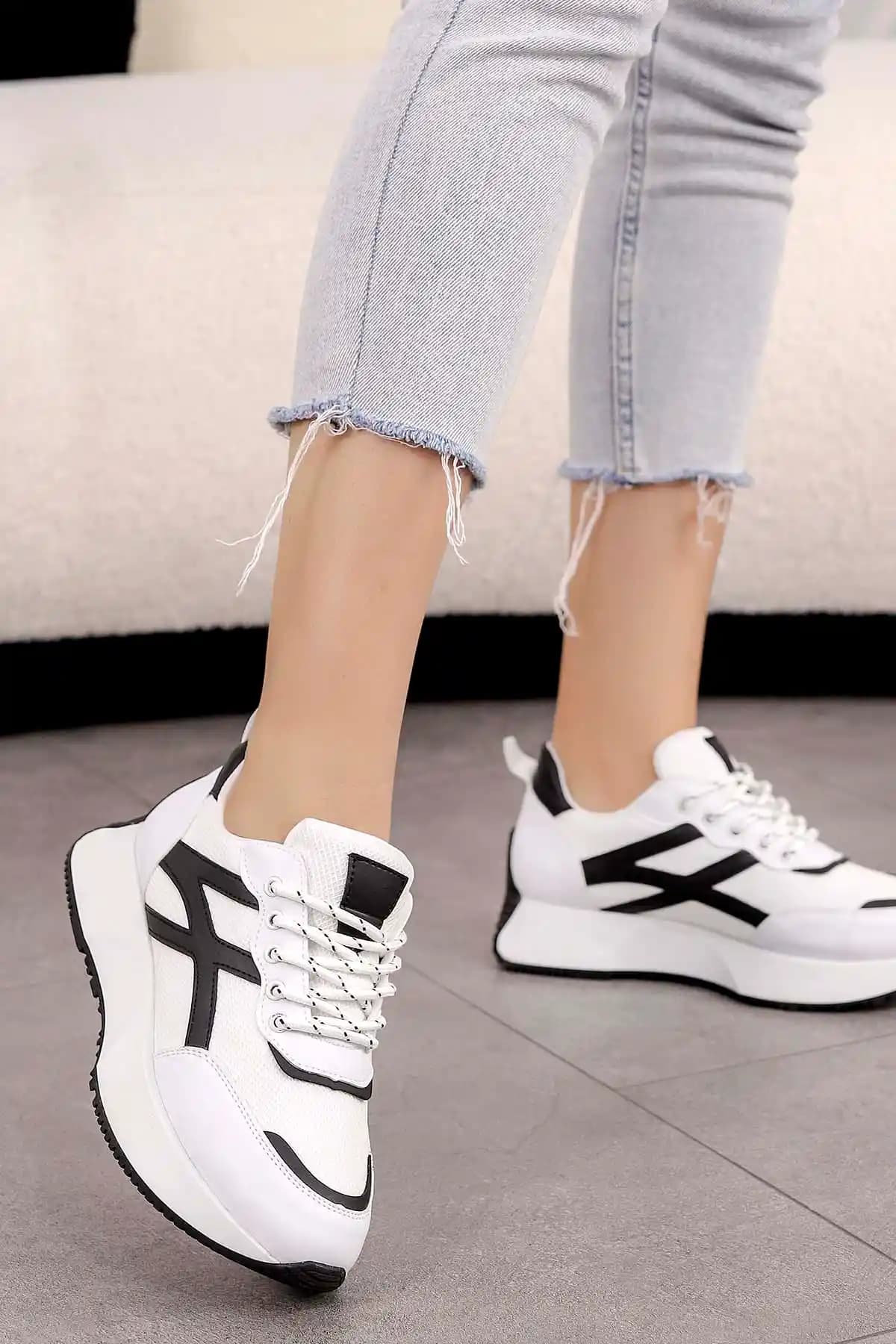 Siyah Beyaz Spor Ayakkabıları: Estetik ve Fonksiyonelliğin Birleştiği Tasarımlar