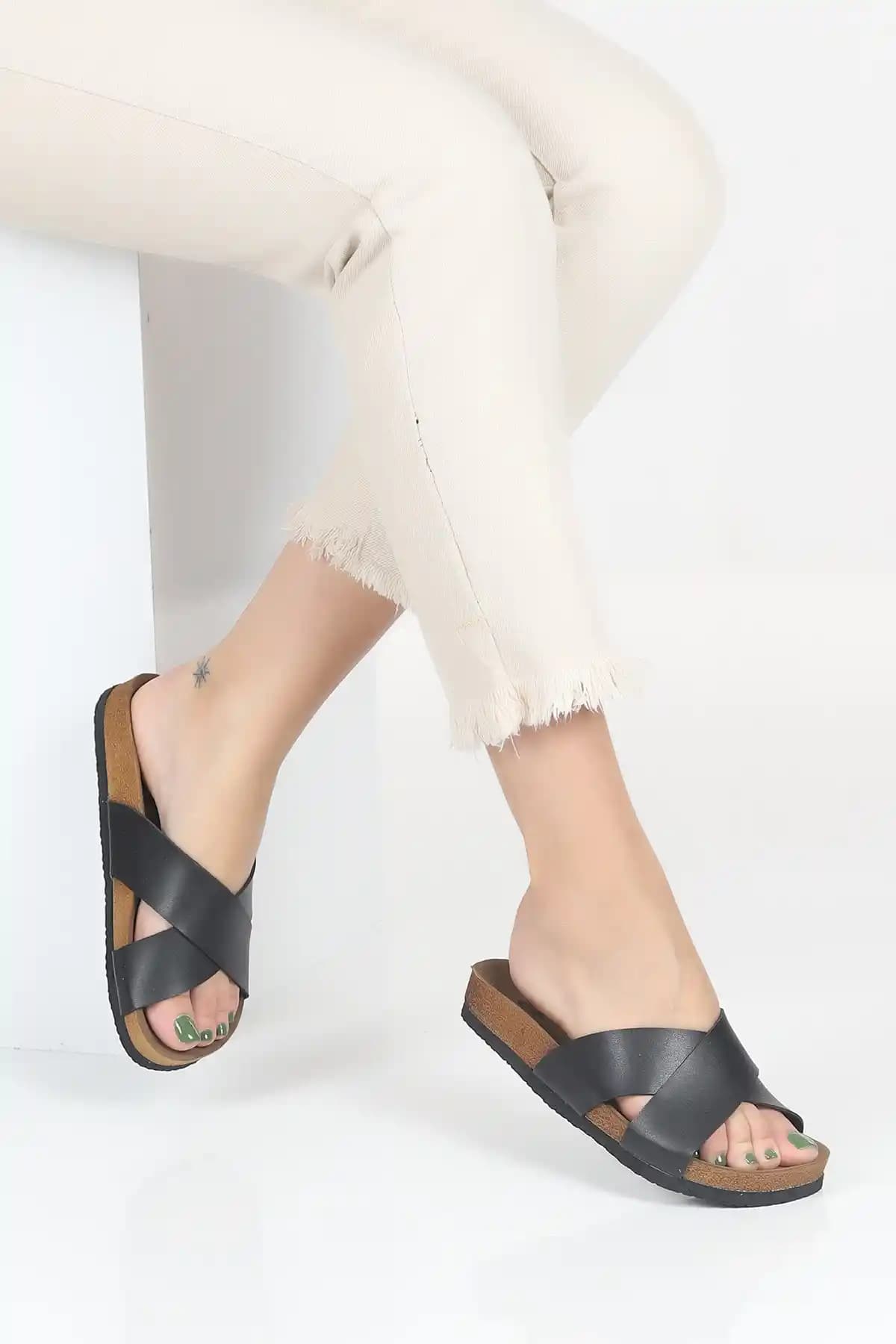 Siyah Çapraz Biyeli Kadın Terlikleri: Moda ve Konforun Birleşimi