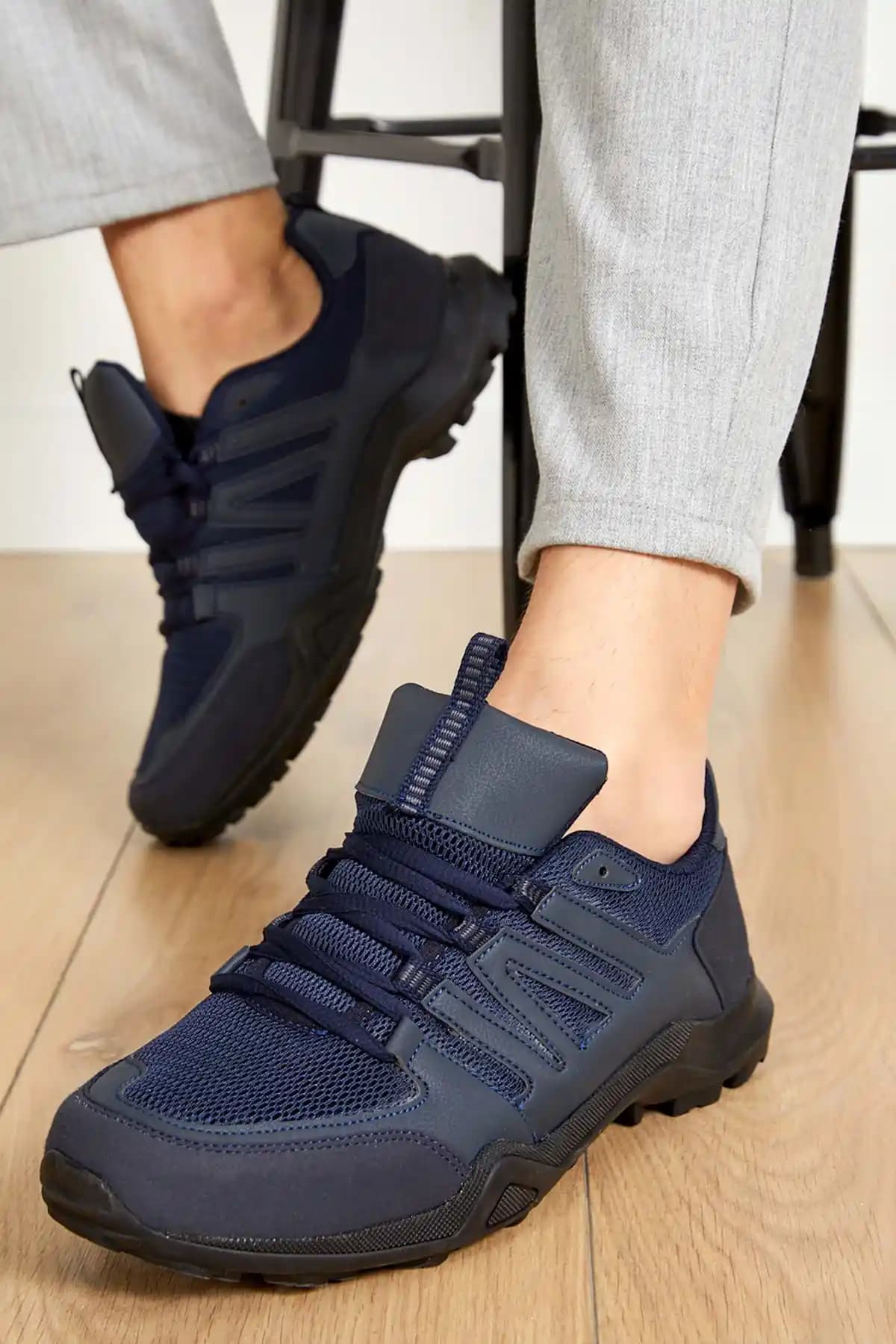 Siyah Erkek Spor Ayakkabılarında Konfor ve Şıklık: Günlük ve Spor Kullanımına Uygun Tasarımlar