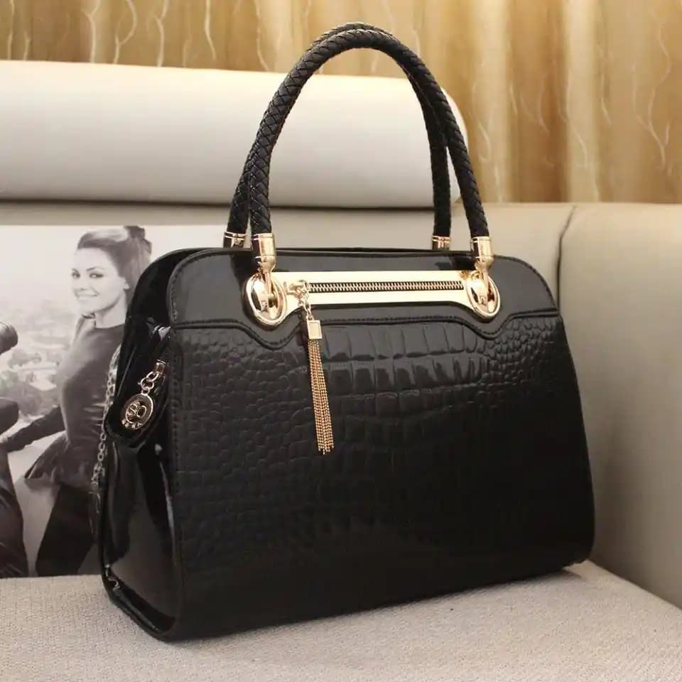 Siyah Şık Kadın Çanta Modelleri: Stil ve Fonksiyonelliğin Buluşması