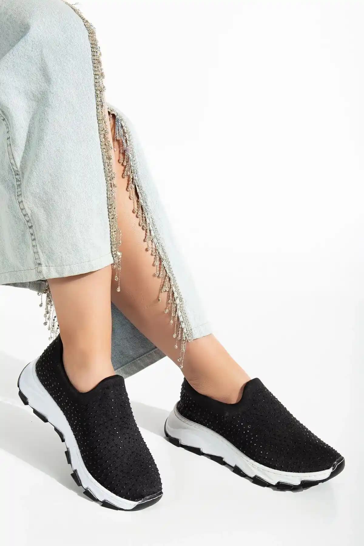 Siyah Triko ve Spor Sneaker Uyumu: Güncel Trendler ve Dikkat Edilmesi Gerekenler