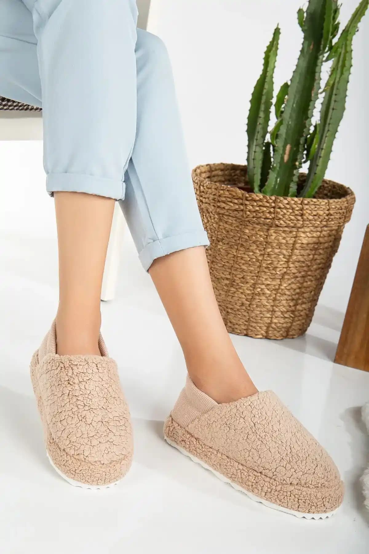 Slipcat Kadın Ev Ayakkabısı: Rahatlık ve Şıklığı Bir Arada Sunan Modern Tasarım