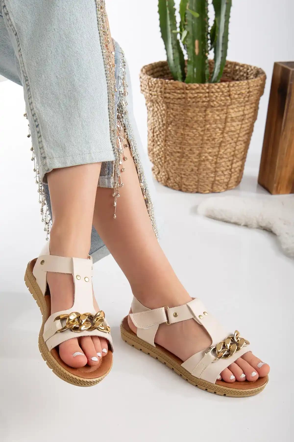 Slipcat Yazlık Ayakkabılar: Konfor ve Şıklığı Bir Arada Sunan Modeller