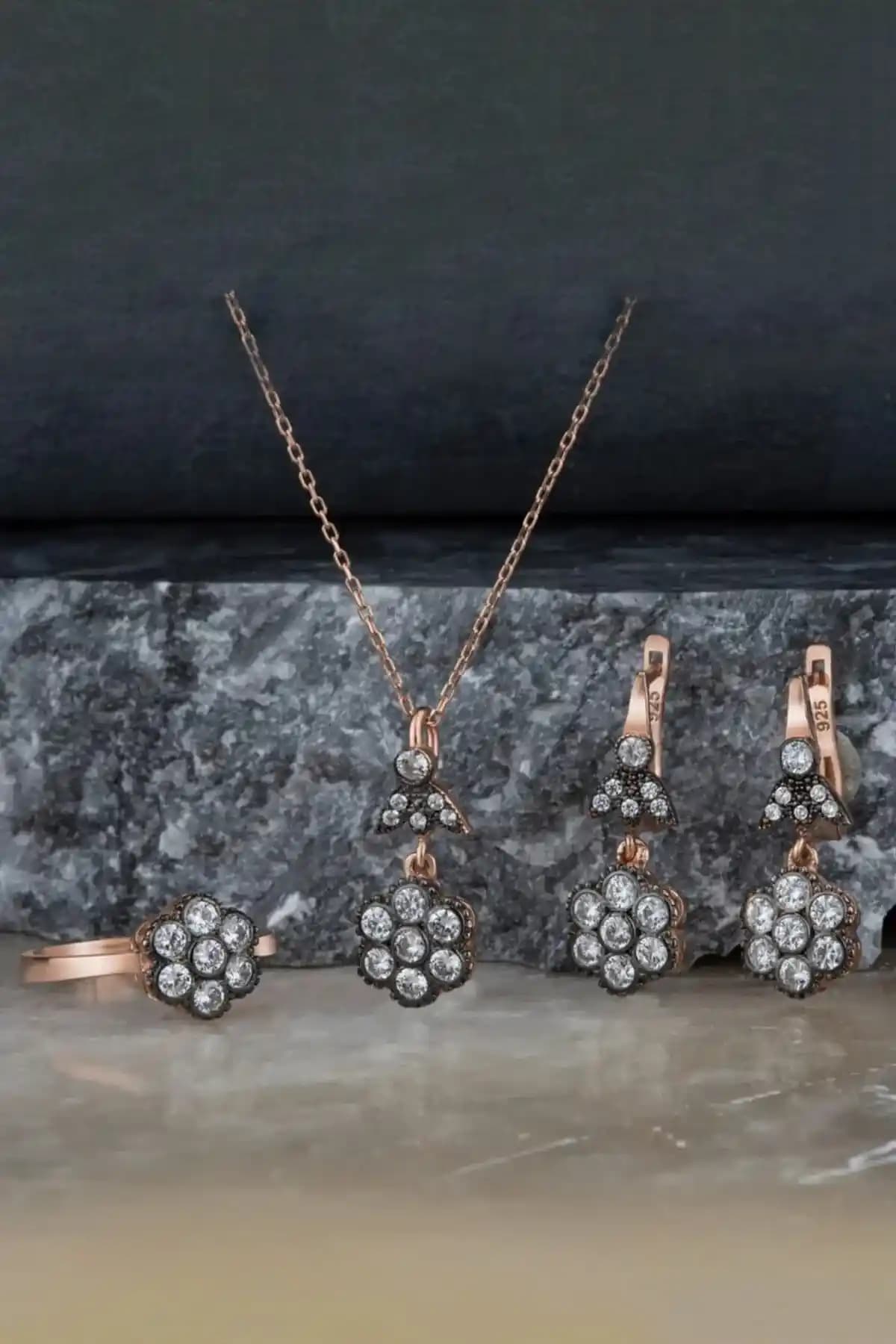 Soğutmalı Gümüş Takılar: Estetik ve Konforu Bir Arada Sunan Yenilikçi Tasarımlar