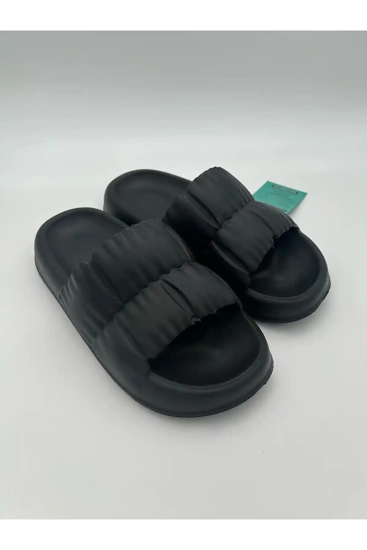 Sonimix Havuz Terlikleri: Şık ve Konforlu Su Geçirmez Ayakkabılar