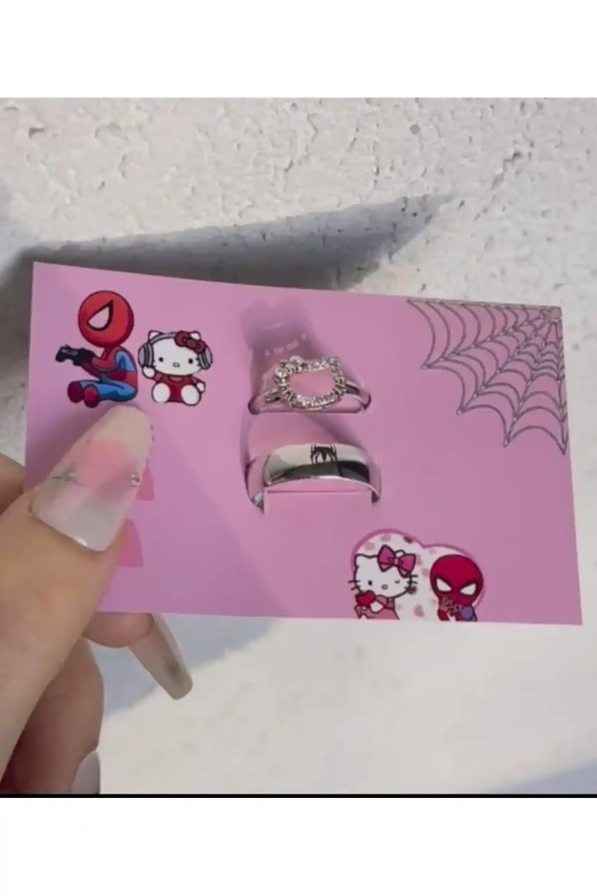 Spider-Man ve Hello Kitty Temalı Takılar: Günlük Moda ve Pop Kültürünün Buluşması