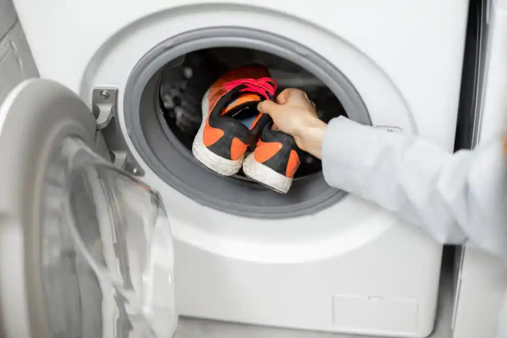 Spor Ayakkabı Temizliğinde Makine Kullanımı: Uygunluk, İpuçları ve Dikkat Edilmesi Gerekenler