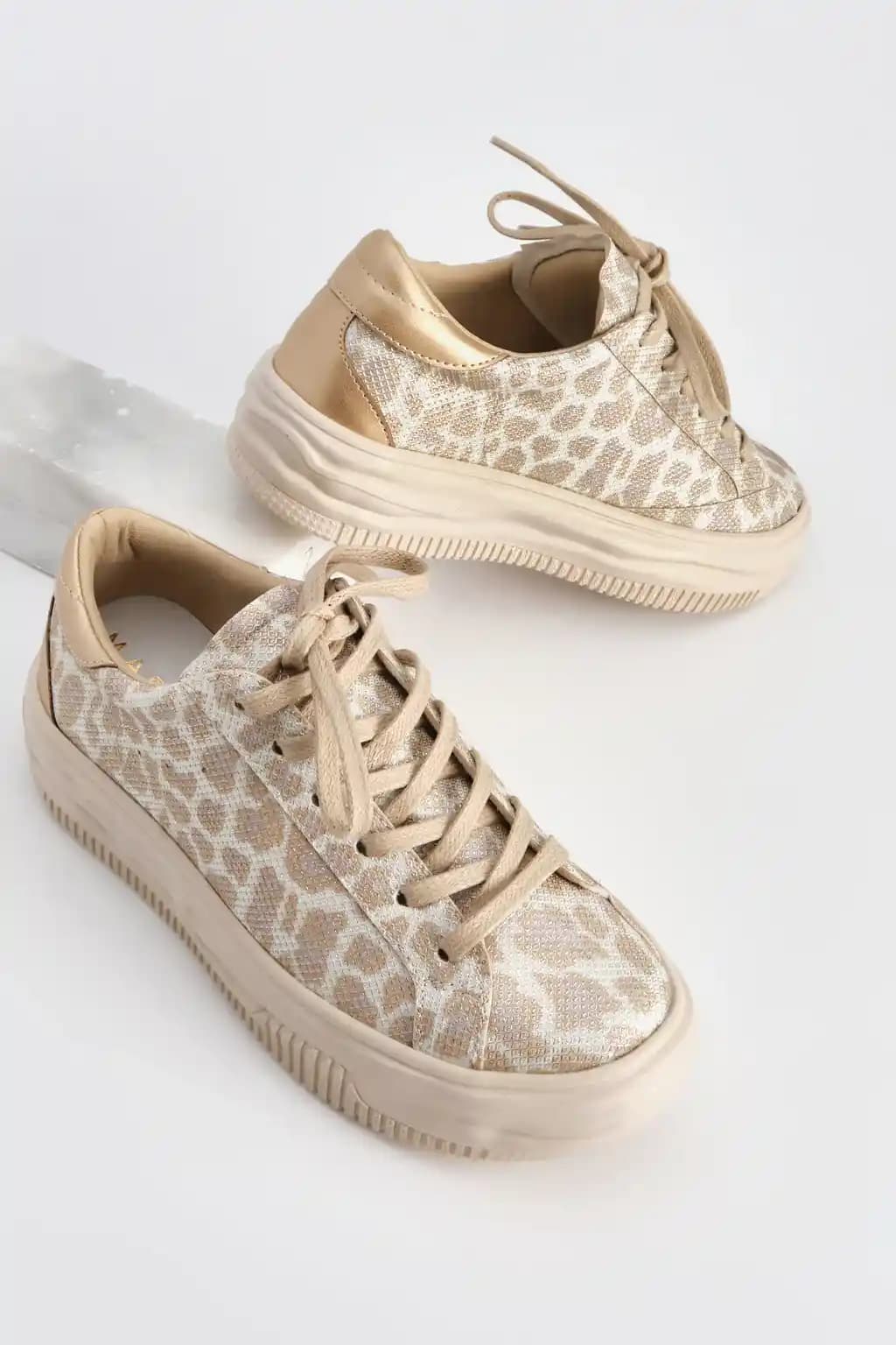 Tales Kadın Sneaker Modelleri: Şıklık ve Konforun Mükemmel Buluşması