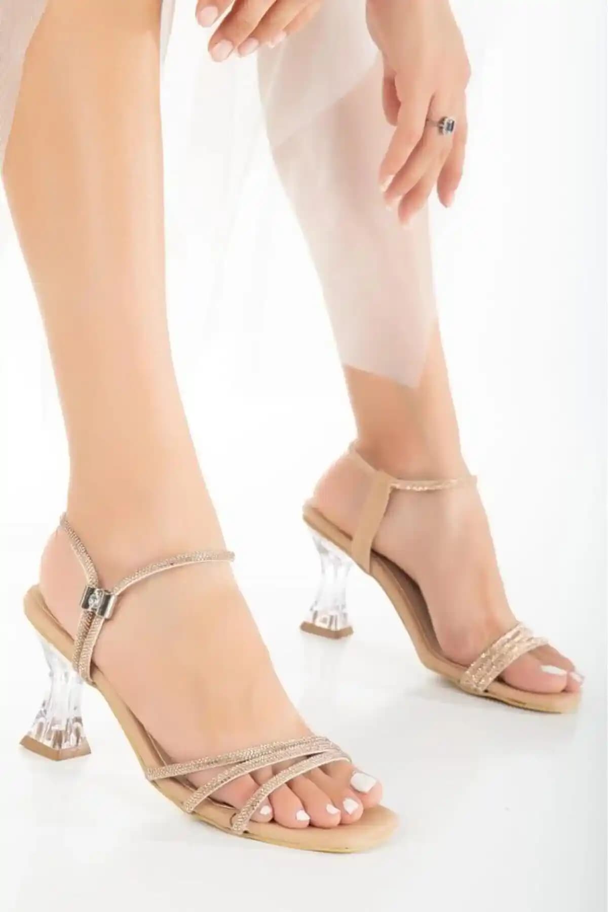 Taş Detaylı Nude Topuklu Terlikler: Şıklık ve Konforun Buluşması