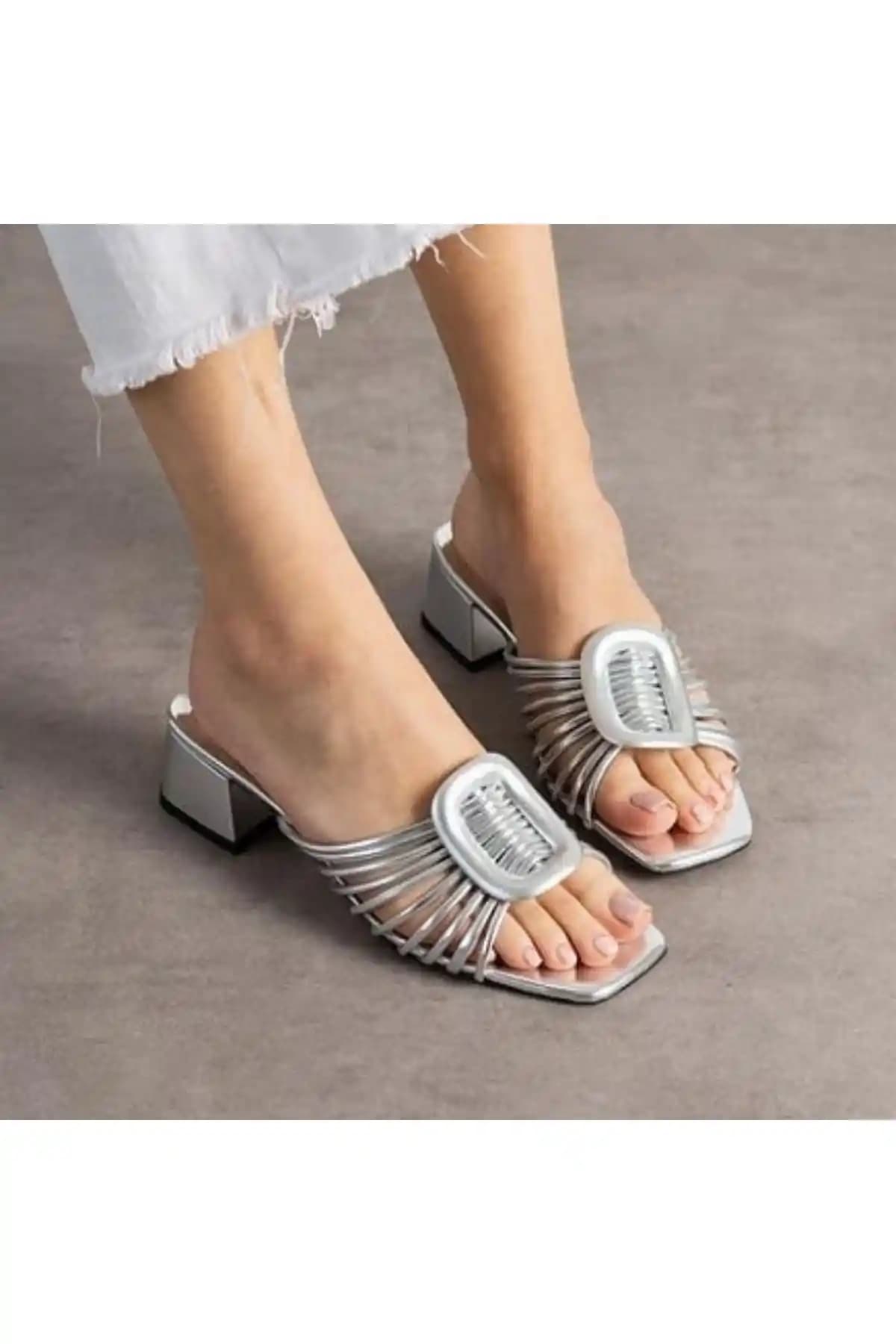 Taslı Topuklu Terliklerde Konfor ve Şıklığın Bir Arada Sunulduğu Modern Seçenekler