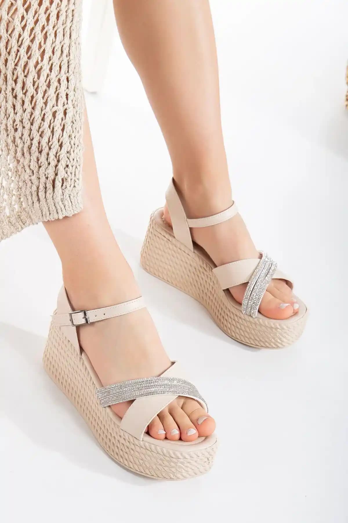 Topuklu Sandaletlerde Rahatlık ve Şıklık Arayışında Doğru Seçim Rehberi