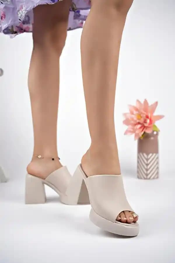 Topuklu Terlikler: Günlük Şıklık ve Konfor Sunan Modern Ayakkabı Seçenekleri