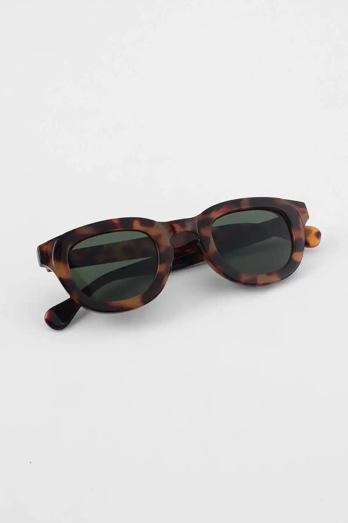 Unisex Kemik Çerçeve Güneş Gözlükleri: Estetik ve Fonksiyonellik Bir Arada