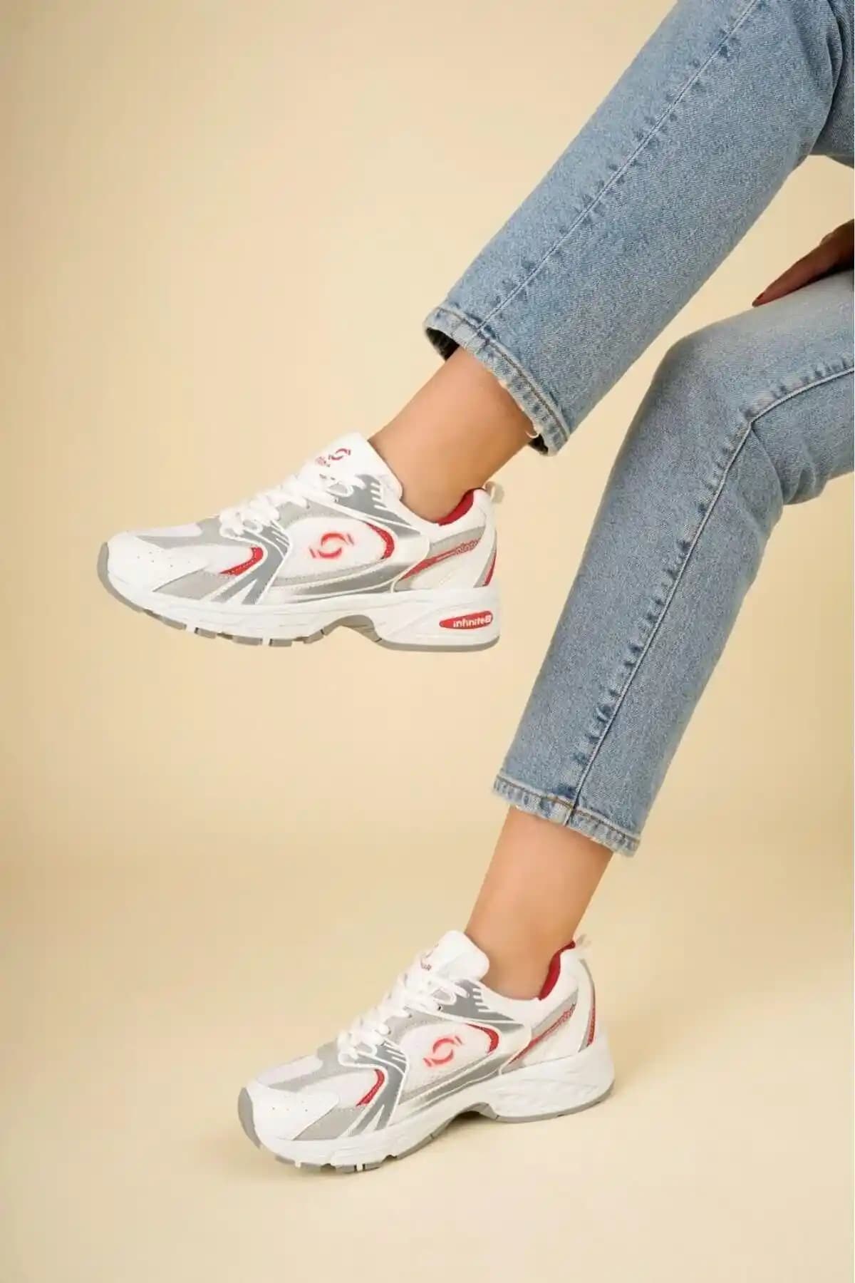 Unisex Koşu Ayakkabıları: Konfor ve Şıklığı Bir Arada Sunan Modern Tasarımlar