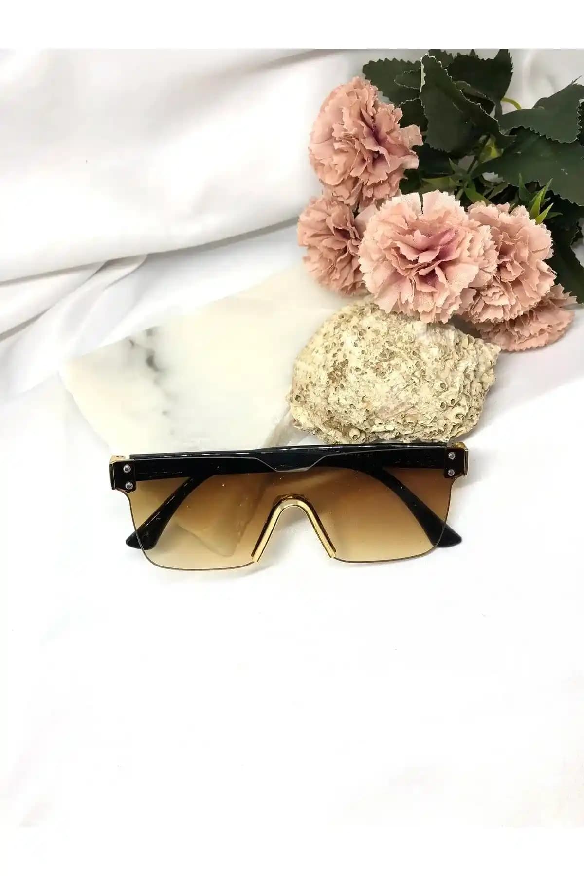 Vintage Tasarım Güneş Gözlükleri: Moda ve Göz Sağlığı İçin Şık Seçenekler