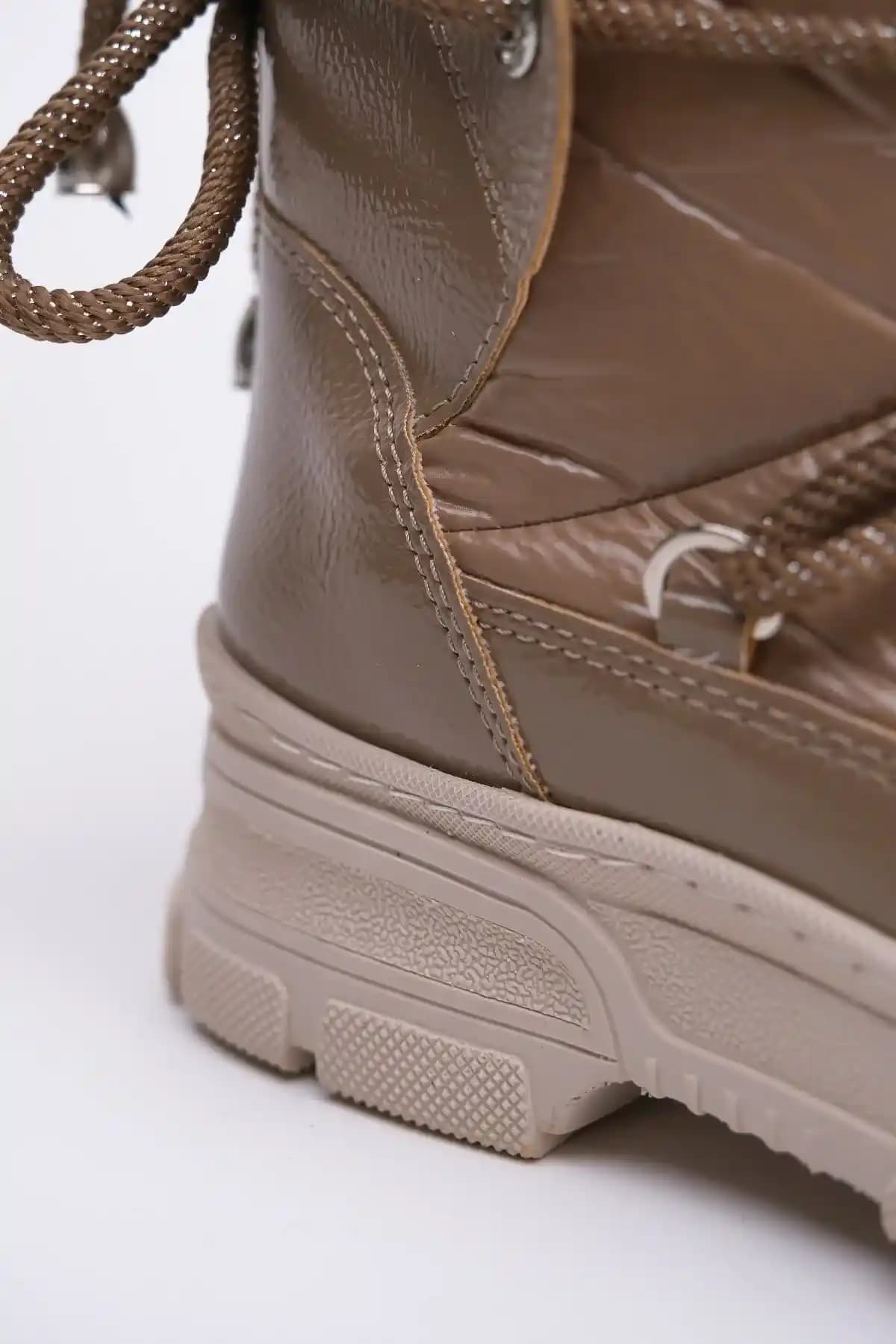 Vizon Kadın Botları: Kışın Şıklığınıza Zarif ve Dayanıklı Bir Dokunuş