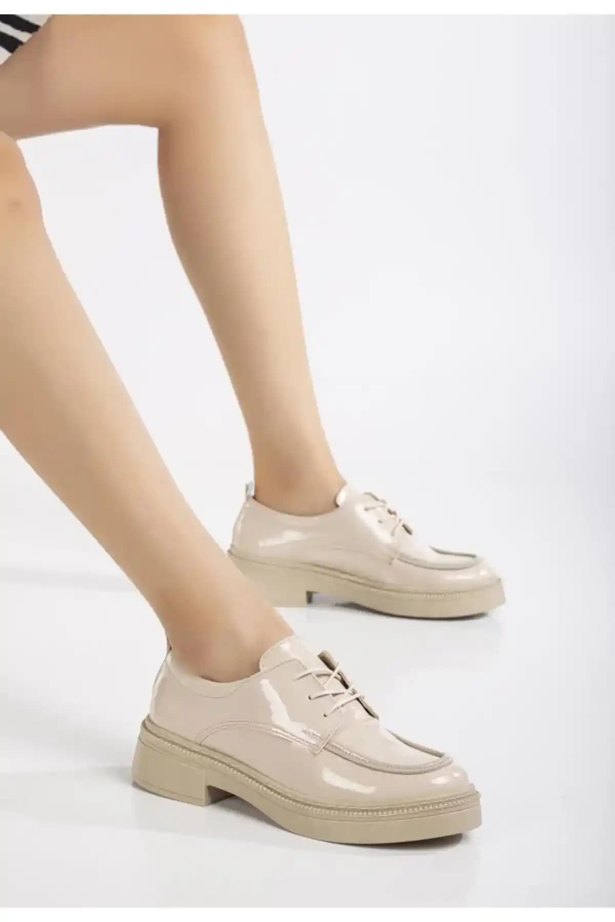 Yaz Aylarında Kadınlar İçin Konforlu ve Şık Ayakkabı Seçenekleri