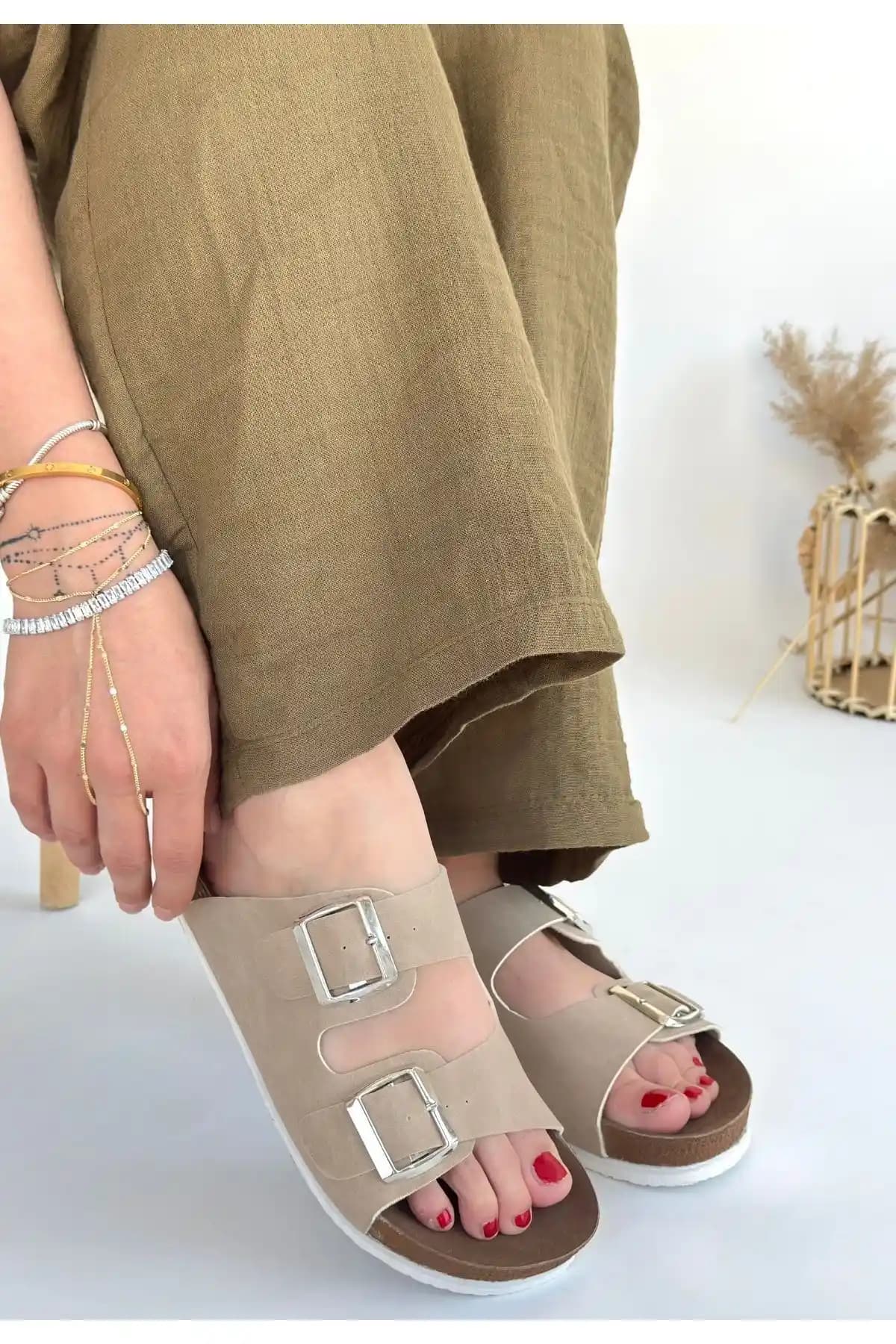 Yaz Aylarında Kadınlar İçin Konforlu ve Şık Nubuk Terlikler Rehberi