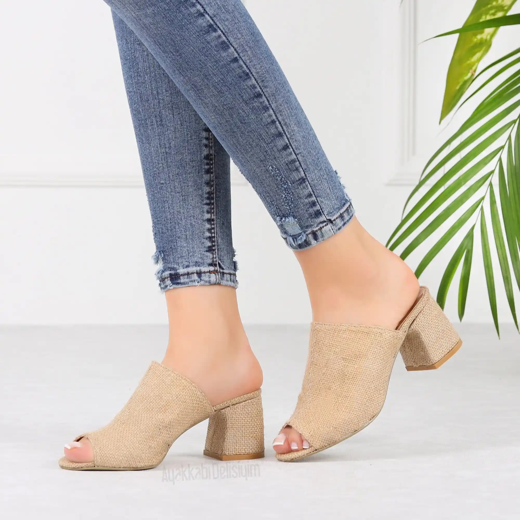 Yaz Aylarında Kadınlar İçin Şık ve Konforlu Topuklu Terlik Seçenekleri