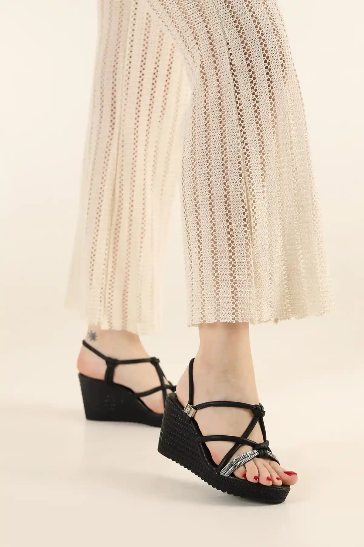 Yaz Aylarında Şıklık ve Konfor Sunan Sandalet Dolgu Topuklu Kadın Ayakkabıları