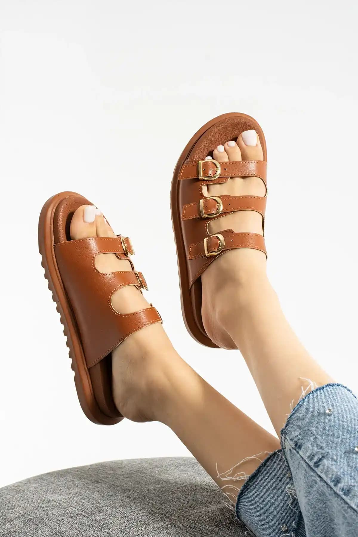 Yazlık Kadın Terlikleri: Şıklık ve Konforun Mükemmel Buluşması