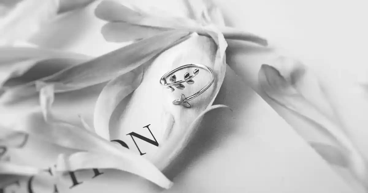 Yeni Sezon Gold Detaylı Gözlükler: Şıklık ve Fonksiyonelliğin Modern Buluşması