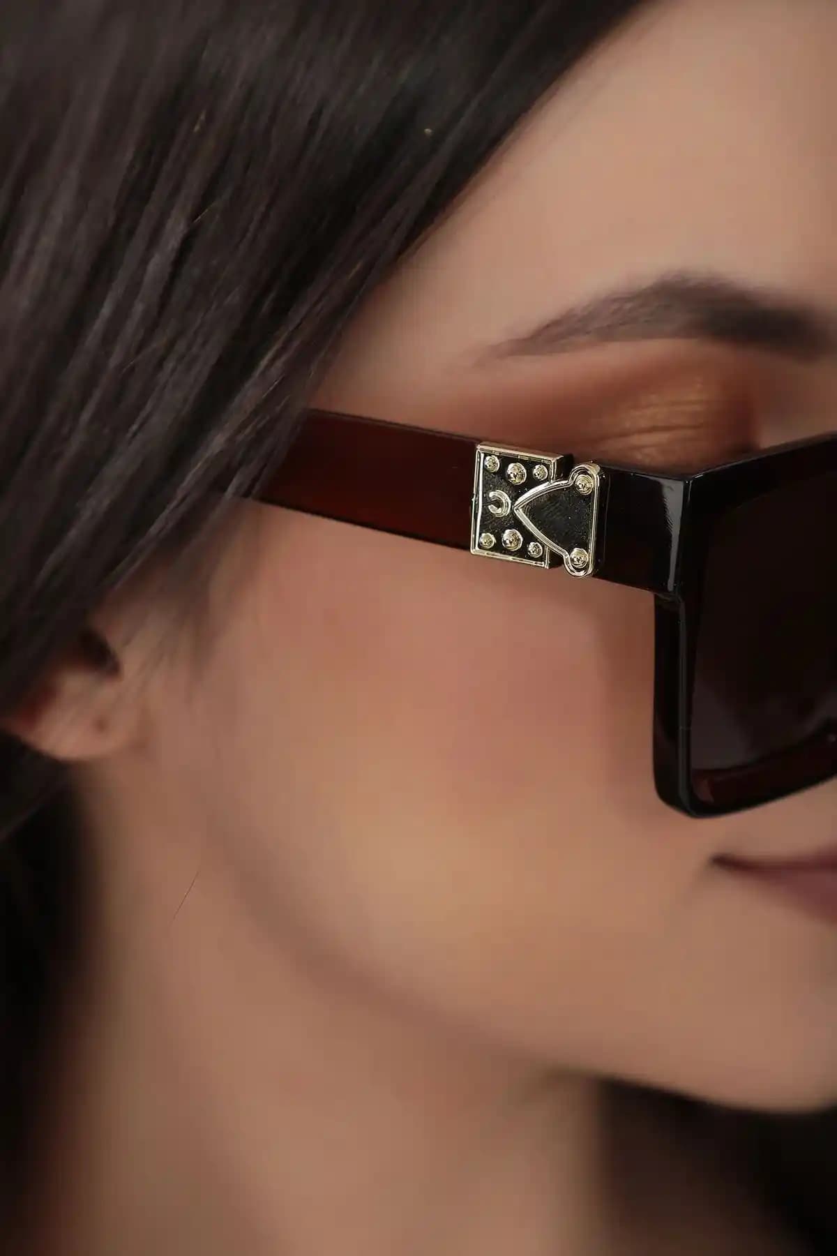 Yeni Sezon Gold Detaylı Gözlükler: Şıklık ve Fonksiyonellik Bir Arada