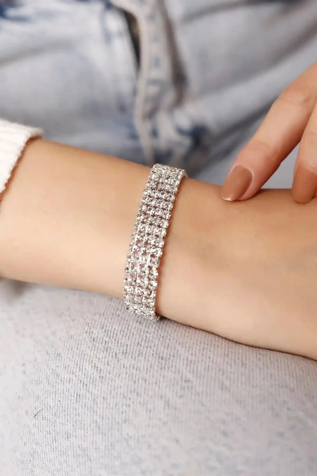 Yüksek Kaliteli Kristal Taşlı Gümüş Bileklikler: Estetik ve Dayanıklılığın Buluşması