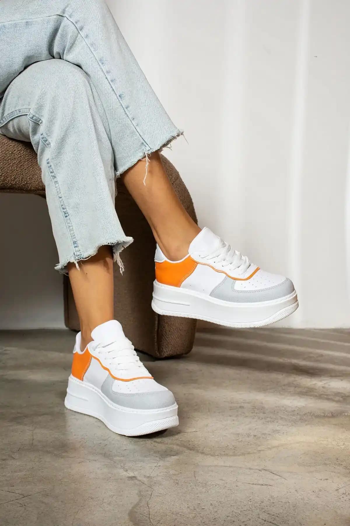 Yüksek Tabanlı Günlük Sneaker Ayakkabılar: Moda ve Konforun Buluşma Noktası