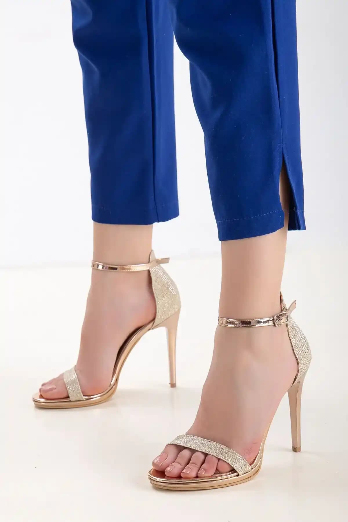 Yüksek Topuklu Abiye Ayakkabıları: Şıklık ve Zarafetin En Güzel Temsilcisi