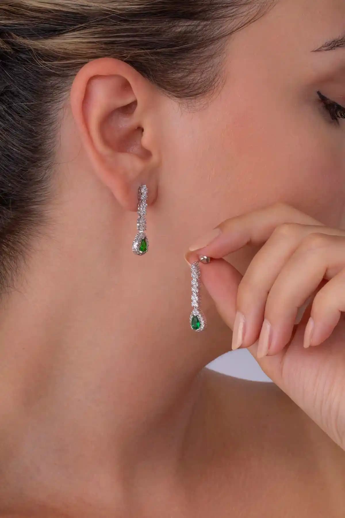 Zümrüt ve Safir Taşlarının Özellikleri ve Takı Kullanımındaki Farklılıklar