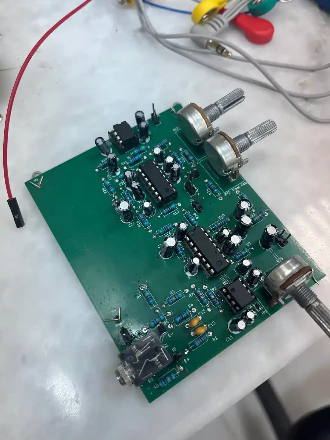 Açık Kaynaklı Tek Kanallı EEG Cihazı: Tasarım, Gürültü Azaltma ve Veri Analizi Yöntemleri