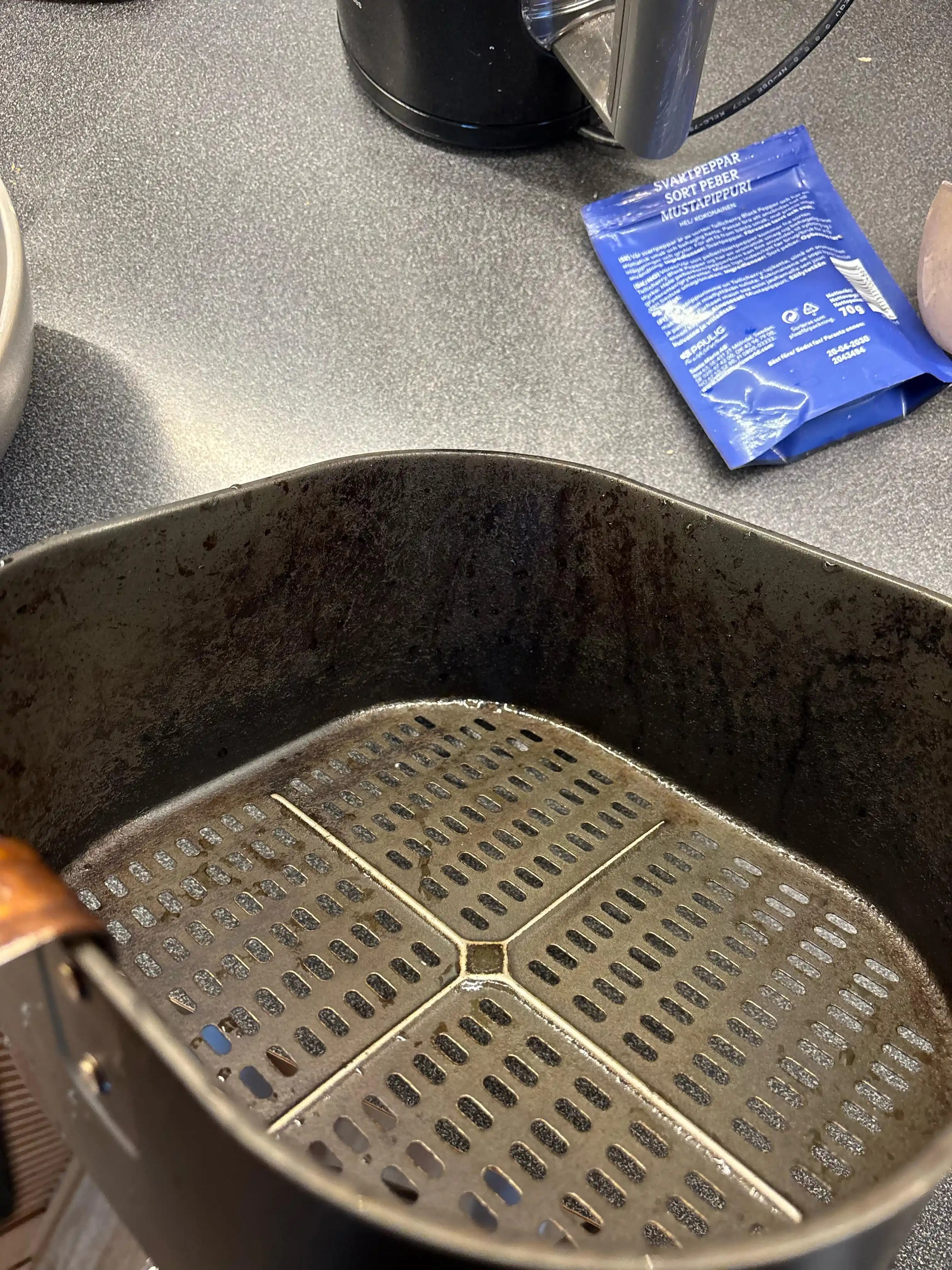 Airfryer Sepetindeki Yanmış Yağ ve Yemek Kalıntılarını Temizlemenin Etkili Yöntemleri