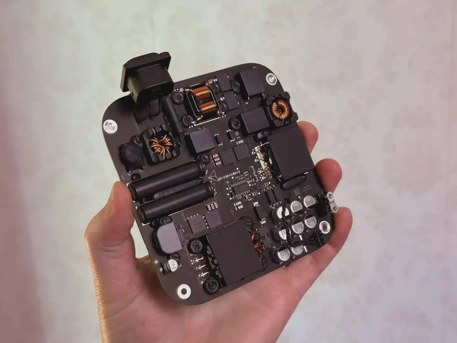 Mac Mini Güç Kaynağı Tasarımı: Apple'ın Estetik ve Mühendislik Yaklaşımı