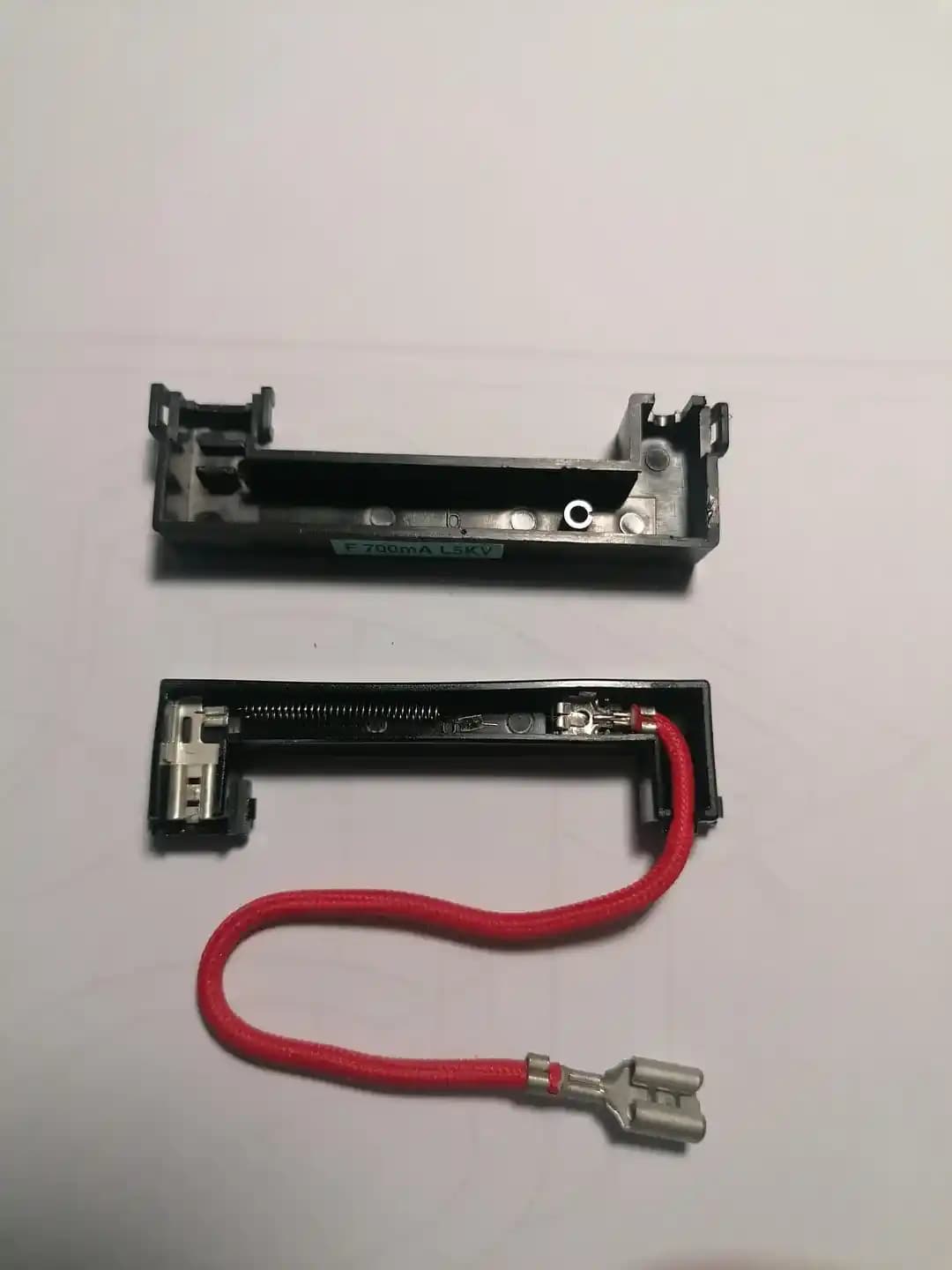 Mikrodalga Fırınlarda Yüksek Voltajlı Plastik Sigortaların İşleyişi ve Güvenlik Fonksiyonları